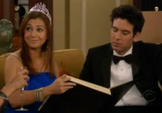 Lily et Ted feuilletant un album photo