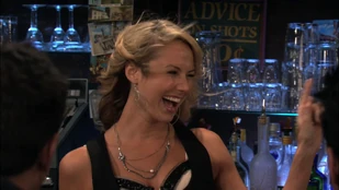 Karina hinter dem Tresen des MacLaren's Pub.