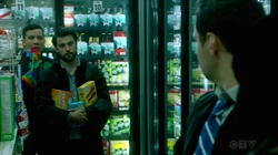 Asher le pide matrimonio a Michaela mientras todos están drogados. Connor y Oliver los encuentran en el momento menos indicado.