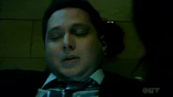 Asher sigue con vida, a pesar del golpe, y se levanta para explicarles a sus amigos porque se convirtió en el informante del FBI.