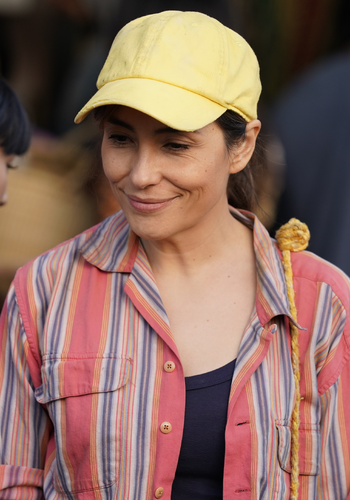 Mujer de la gorra amarilla