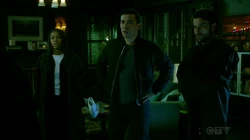 Asher intenta explicarles a sus amigos que el  está detrás de Annalise, no de ellos.