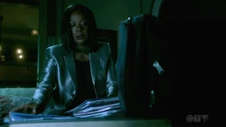 Annalise revisa los archivos de Denver.