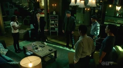 Los Keating 3 y Oliver hablan con Frank y Bonnie acerca de la investigación que el  está haciendo sobre Annalise.