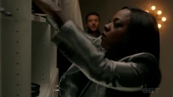 Annalise se prepara para asistir a la fiesta de graduación del decano de la , mientras él le habla sobre Bonnie.