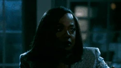 Nate se va, y Annalise comienza a llorar en el suelo de su apartamento.