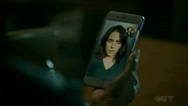 Michaela, Connor, Asher y Oliver reciben la sorprendente llamada de Laurel. Sin embargo, el reloj retrocede a 12 horas atrás...