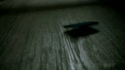 Annalise y Nate forcejean con un atizador en el apartamento de Annalise.
Mientras tanto, Frank toma a Gabriel por el cuello y lo amenaza...