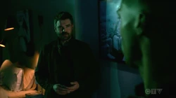 Frank visita a Gabriel en su apartamento, para asegurarse de que no hablará con el .