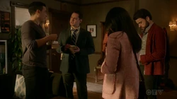 Los Keating 3 y Oliver consumen hongos para relajarse, como celebración por su graduación de la escuela de leyes.