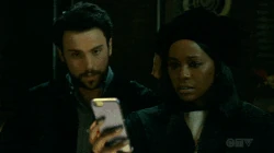 Connor, Michaela, Oliver y Asher hablan con Laurel a través de Face Time.