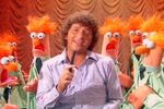 Mac Davis, surrounded by Beaker and Beaker's clones.