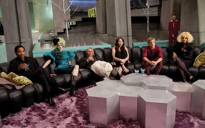 Haymitch regardant les scores à la télévision