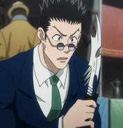 Leorio holding a Ben's knife