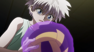 Killua holding Razor's ball