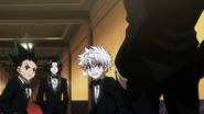 Gon and Killua are confronted by Feitan and Phinks after running away from them