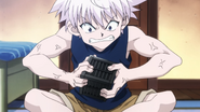 Killua uses his strength to open Ging's box