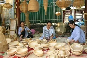 Phụ nữ đan lát ở thôn Thủy Lập, Huế.
