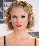 I just love how she did her hair at the 2013 VMAs! So pretty!