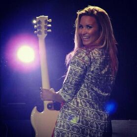 Demi and guitar in concert. :DD What a smile@!!!! :D