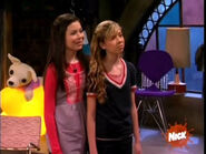 Carly and Sam watching Lewbert on iCarly