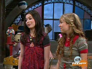 Sam glancing at Carly as they talk to Freddie about the chain e-mail