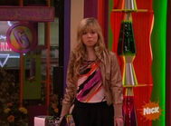 Sam's expression moments later to Carly and Freddie dancing