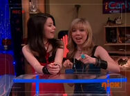 Carly and Sam at the start of the iCarly Awards