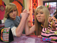 Sam-and-Pete-Thumb-Wrestling-icarly-5561950-480-362