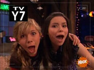 Sam throwing her arm around Carly on iCarly