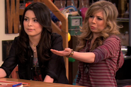 Sam points out the hotness of Tori Vega to Carly.