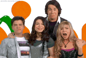 Carly's arm on Freddie's shoulder ♥