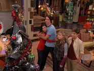 IChristmas-icarly-6603723-320-240