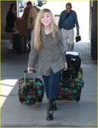 273px-Jennette-mccurdy-lax-luggage-01