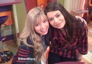 On-the-icarly-set-Miranda-Jennette-icarly-11744614-400-278