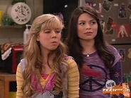 Carly stepping behind Sam while Spencer and Freddie talk Galaxy Wars