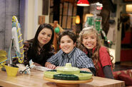 Icarly Gang at Computer