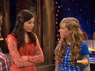 Carly folding her arms and giving Sam the "Mom" look to tell Freddie he's important