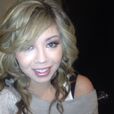 Jennette on-set