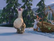 Ice Age- The Great Egg-Scapade Sid with Egg and Clint