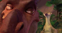 Мама Динозавриха смотрит на Сида.