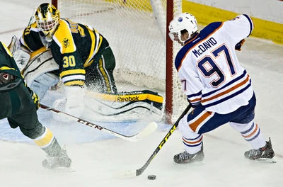 2015-09-16 Connor McDavid

Oilers v Golden Bears