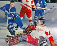 Keonsawchuck.jpg (108 KB) Dave Keon moves in on Sawchuk.
