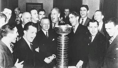 https://static.wikia.nocookie.net/icehockey/images/3/38/1940_Rangers_w_Cup.jpg/revision/latest/scale-to-width-down/400?cb=20200104141251