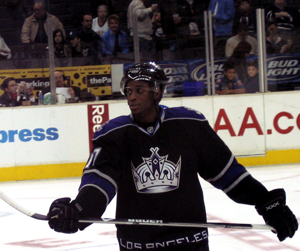 Kings Wayne Simmonds hurts knee in silly post-hit scrum - NBC Sports