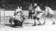 1958-59-Lumley Armstrong gold pants black socks.jpg (151 KB) Bob Pulford shoots on Harry Lumley during the 1958-59 season.