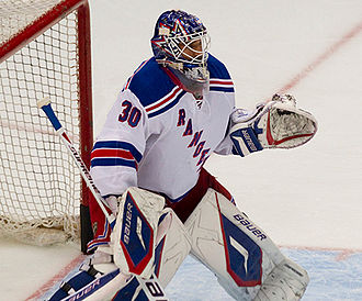 Lundqvist reaches 400 victories; Rangers' win streak at 5