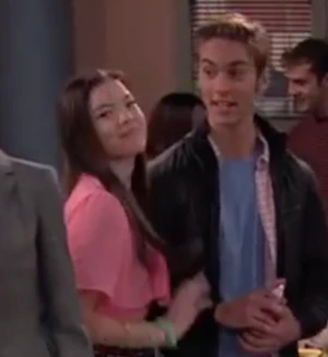 Jasmine is holding Logan's arm as if they are dating! 💜