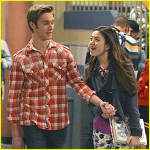 Jasmine and Logan holding hands 💖