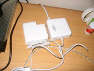 Ternyata worry # 1 saya tentang ukuran charger tidak terbukti. Charger MacBook terbukti sama besarnya dengan charger PowerBook/iBook, jadi ok deh!